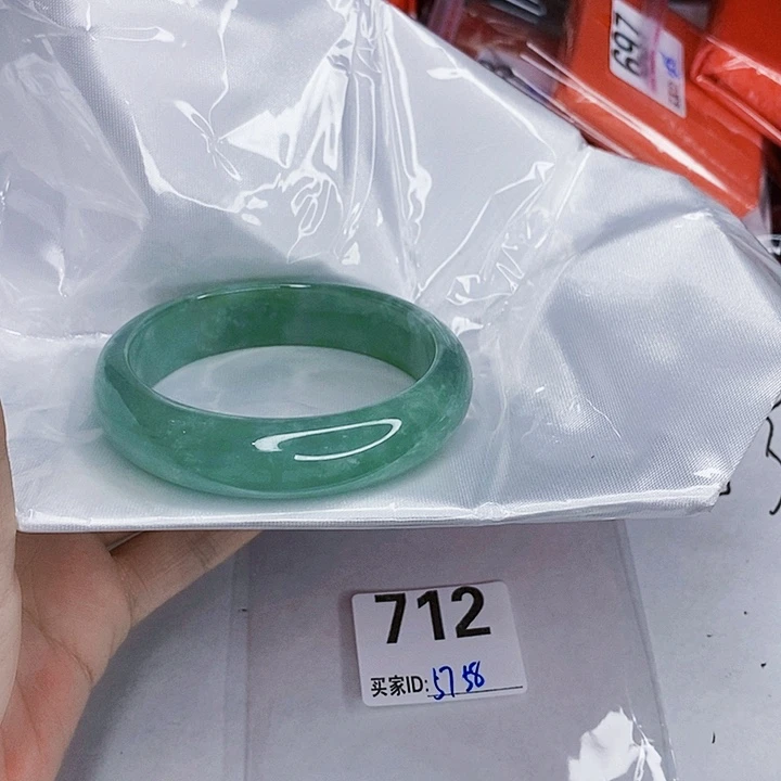 翡翠未镶嵌手镯一图一物实物为准（微瑕处理）
