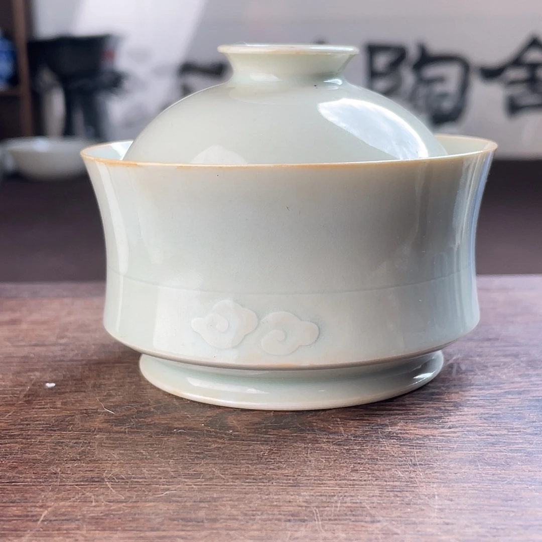 青釉刻花纹饰手杯