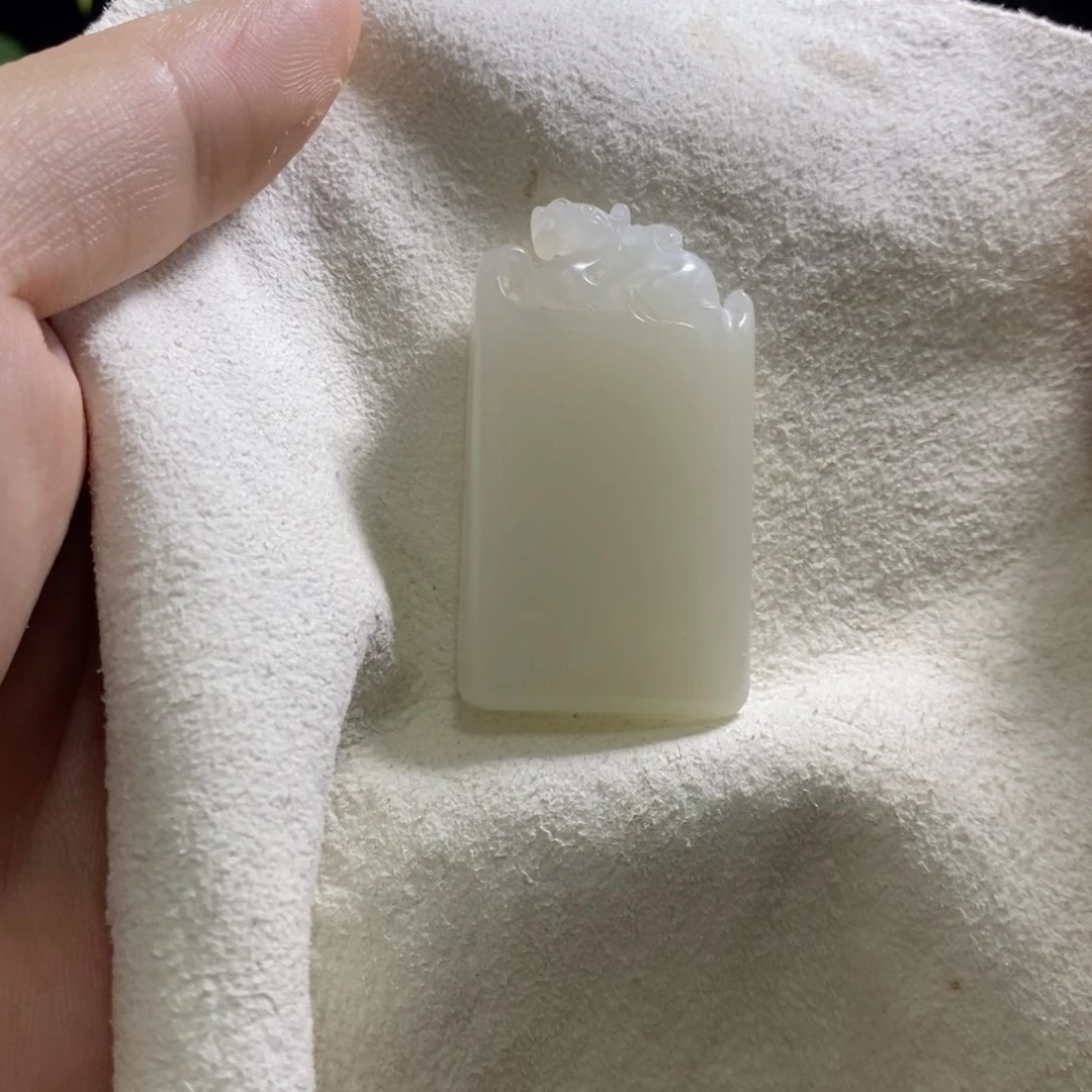 和田玉未镶嵌颈饰雪**狐