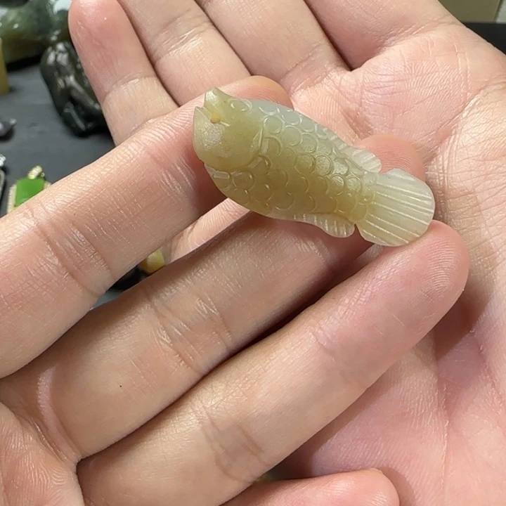 双***女和田玉未镶嵌颈饰