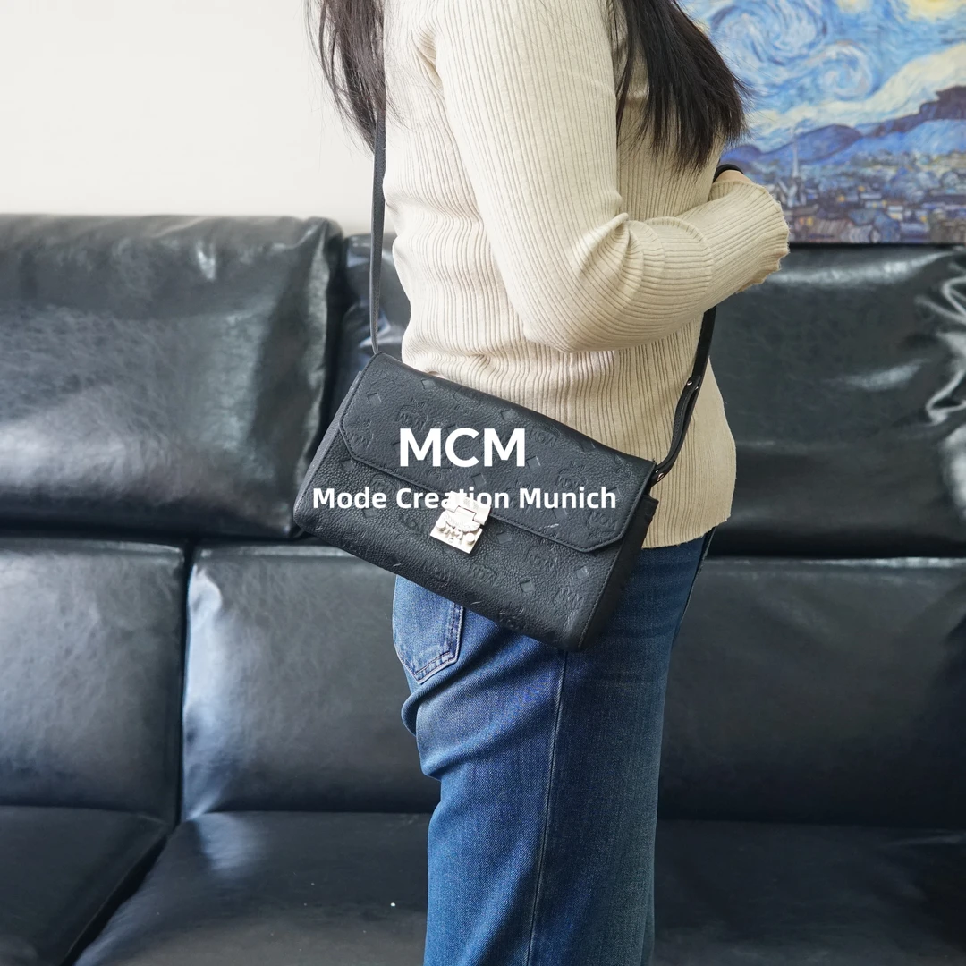 95新 MCM 黑色压纹斜挎包/SD12505055/5055