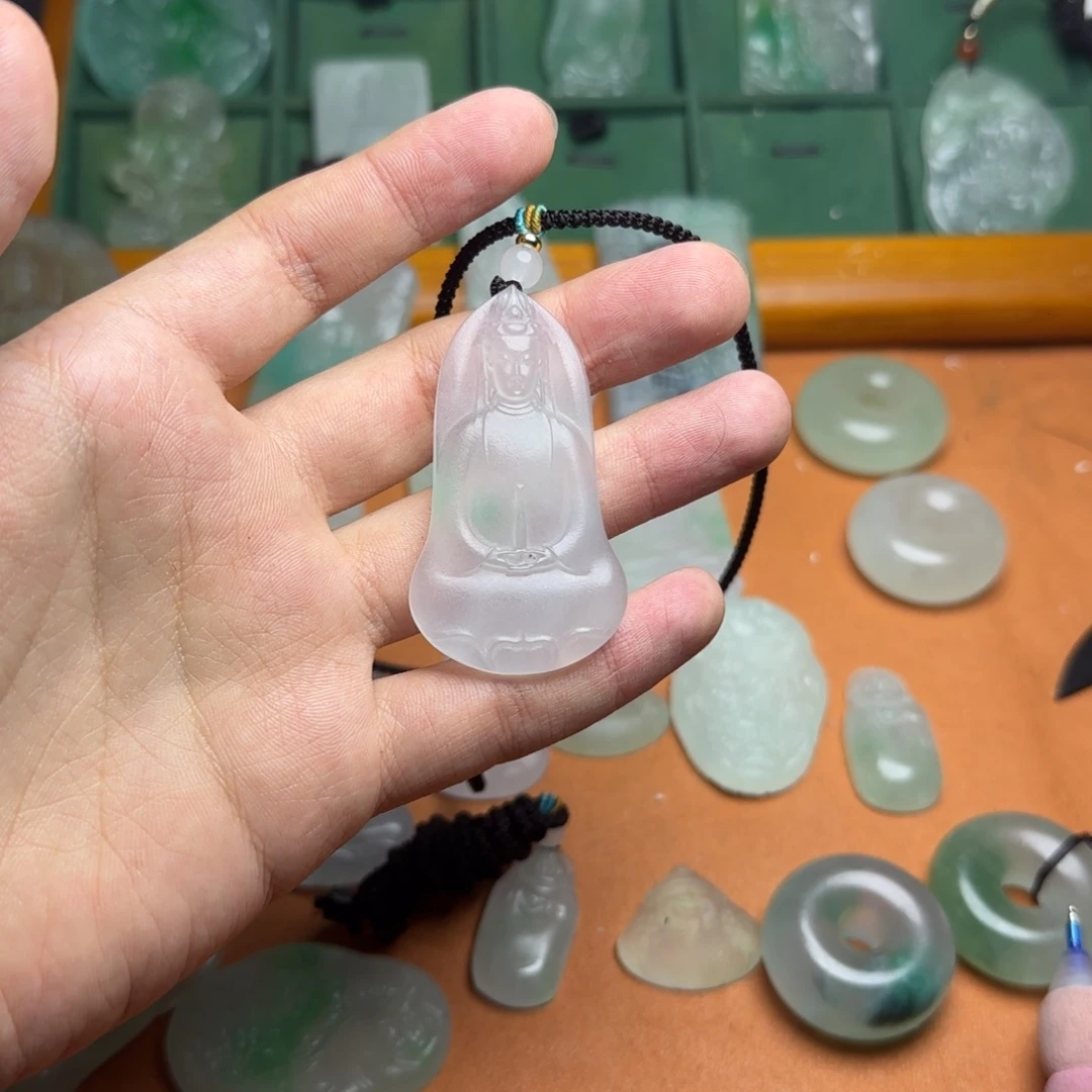 翡翠未镶嵌颈饰观音