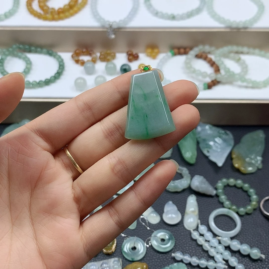 翡翠未镶嵌颈饰无事牌