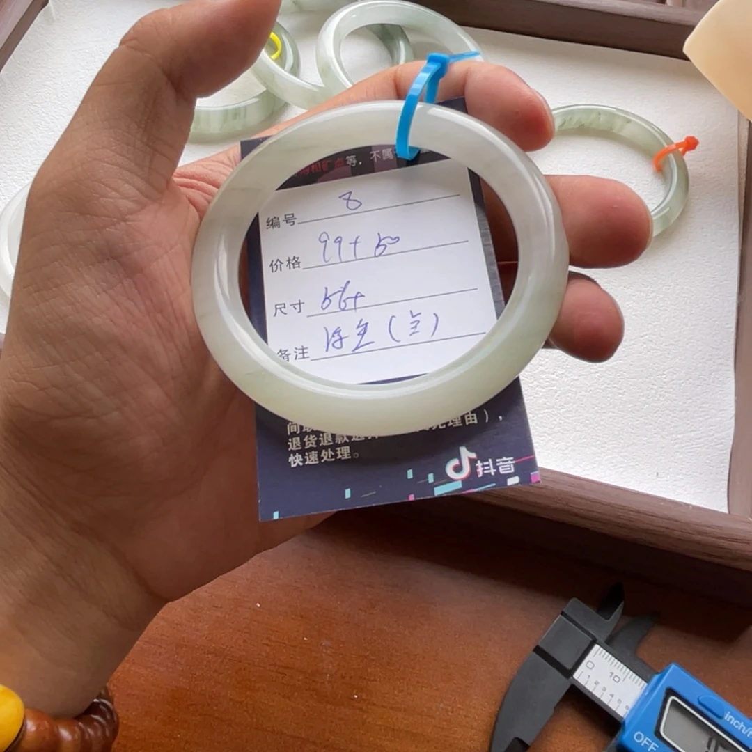 石英质玉手镯未镶嵌浮***。8.56