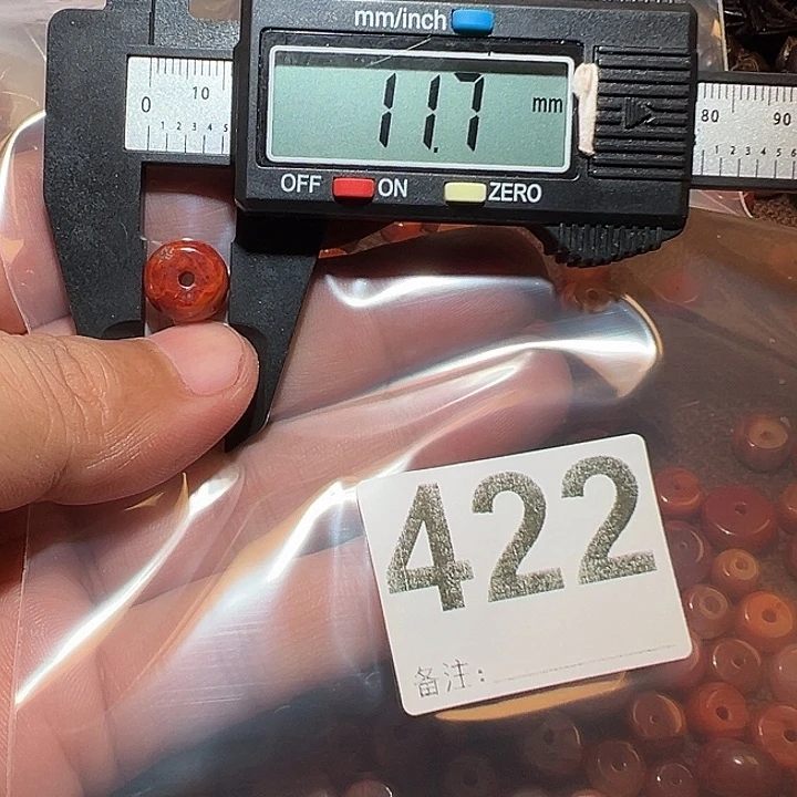 未镶嵌好的南红玛瑙