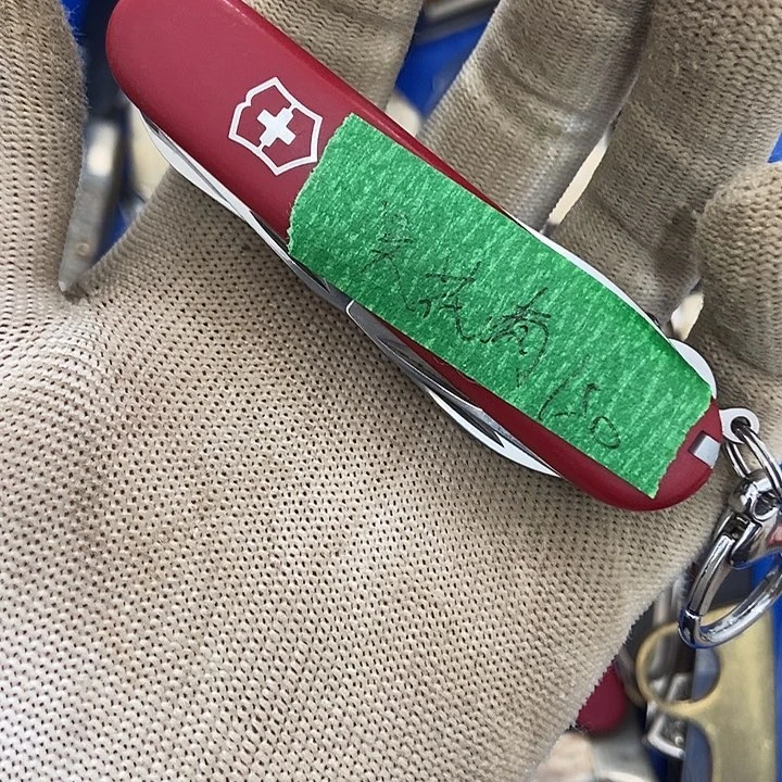 吴***肉户外多功能折叠小刀