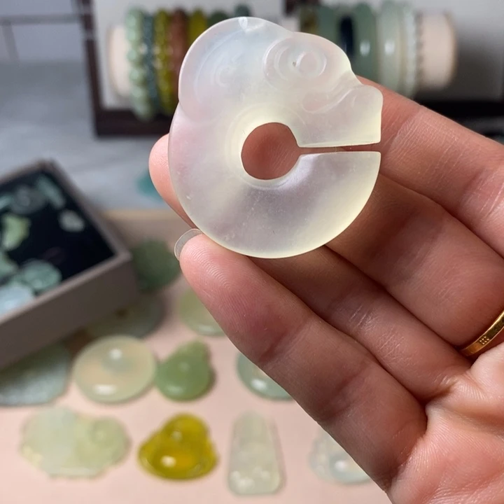 蛇纹石玉颈饰未镶嵌