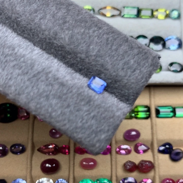 蓝宝石裸石未镶嵌