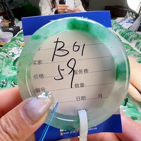 石英质玉未镶嵌颈饰一个