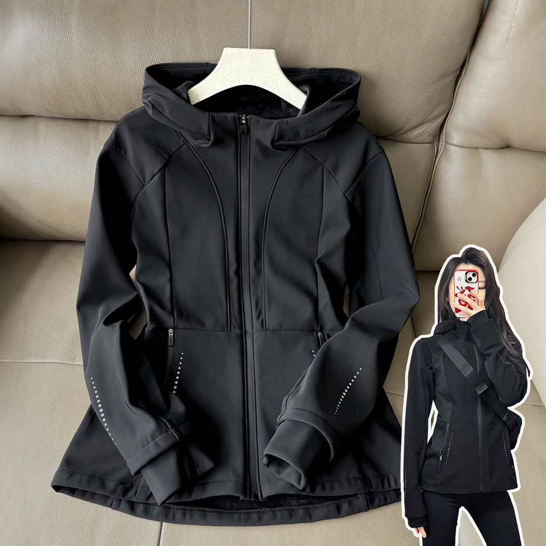 黑色修身软壳冲锋衣女2025新款摩托车骑行服收腰外套秋冬季穿搭