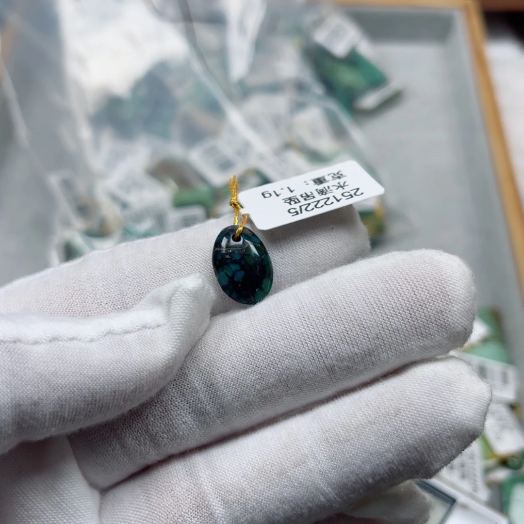 绿松石未镶嵌挂件