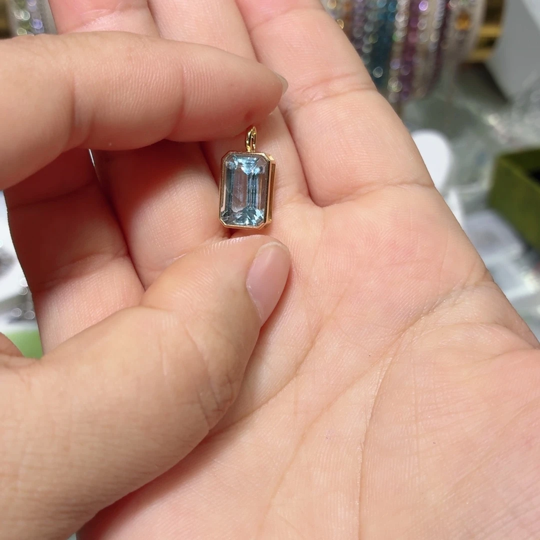 18K金镶嵌颈饰海蓝宝石