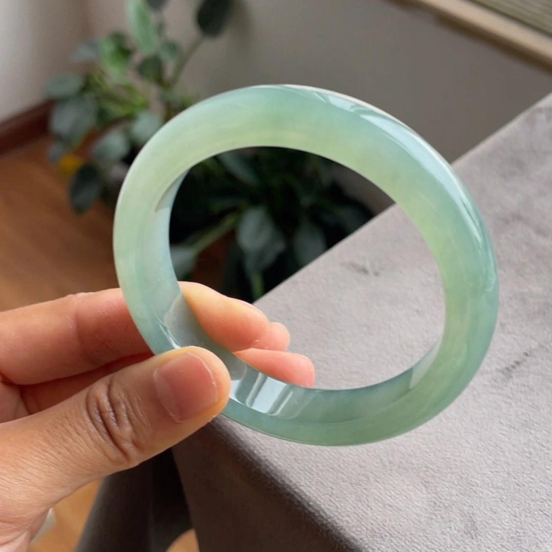 翡翠手镯未镶嵌湖水绿