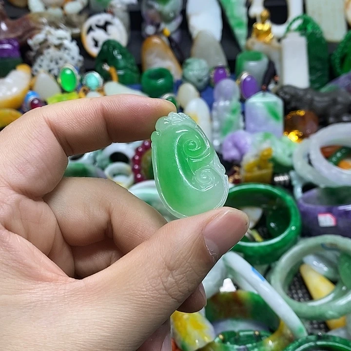 颈饰未镶嵌翡翠官方正规运回血放漏