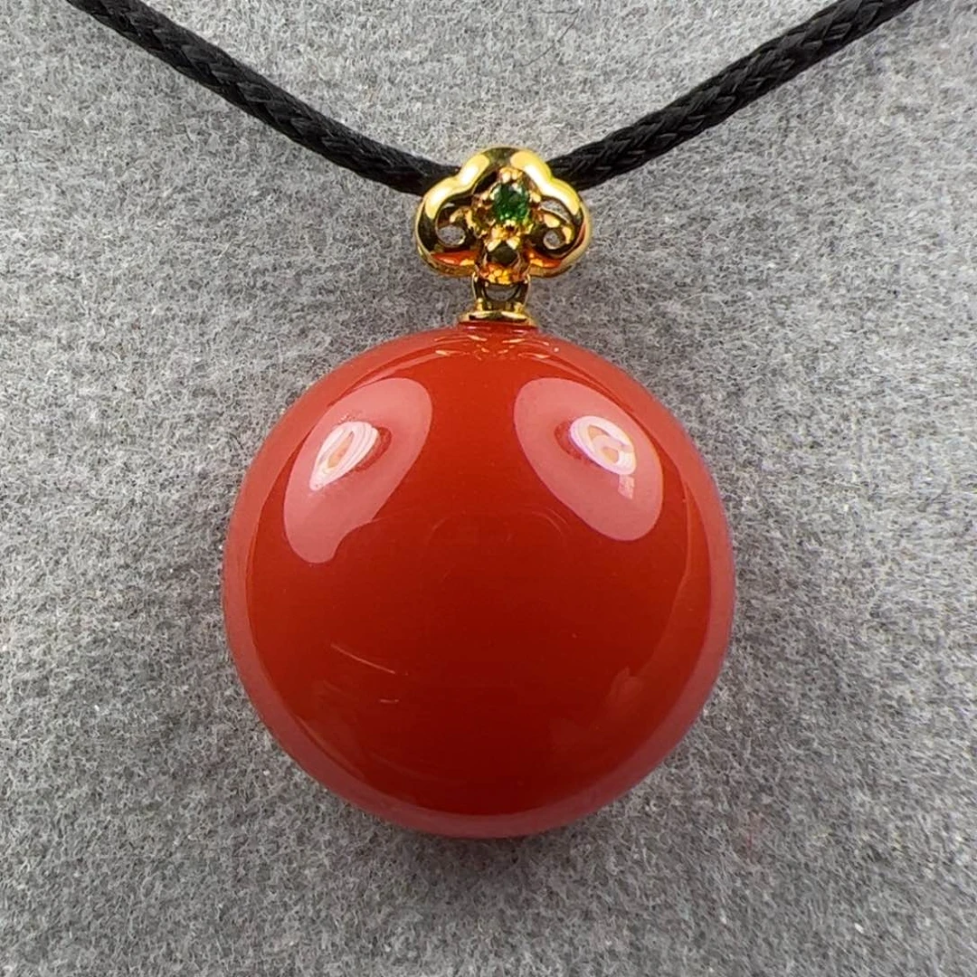 18K金镶嵌吊坠南红玛瑙
