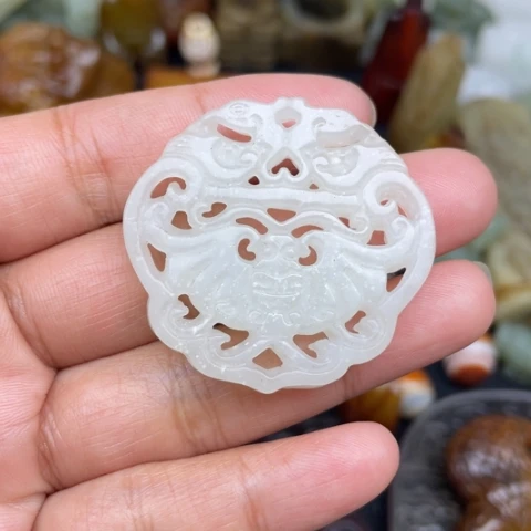 蛇纹石玉未镶嵌颈饰2