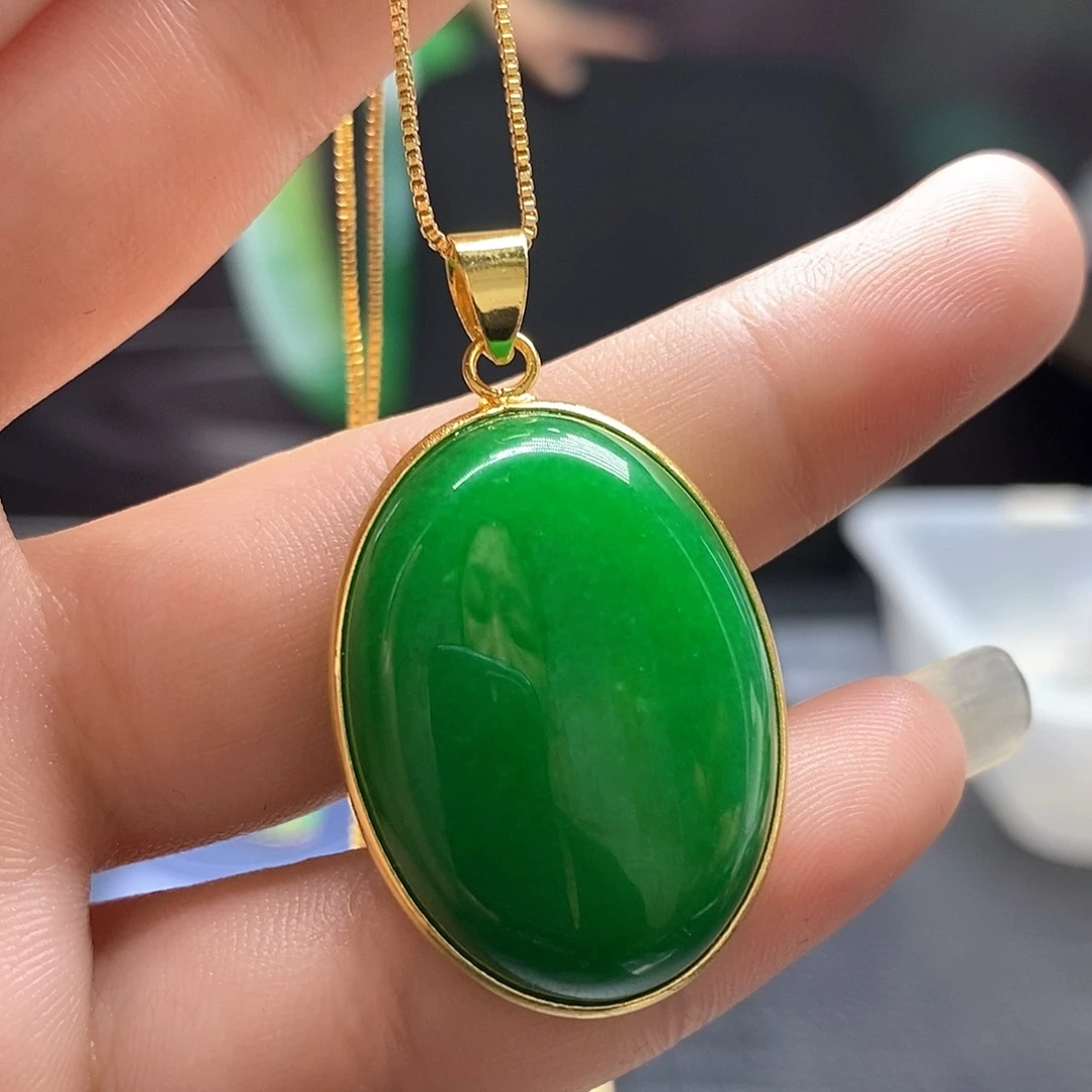 翡翠未镶嵌颈饰鸽子蛋