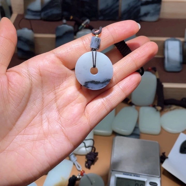 和田玉挂件未镶嵌别**旁