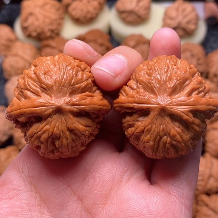 文玩核桃把件野生红皮正磨38