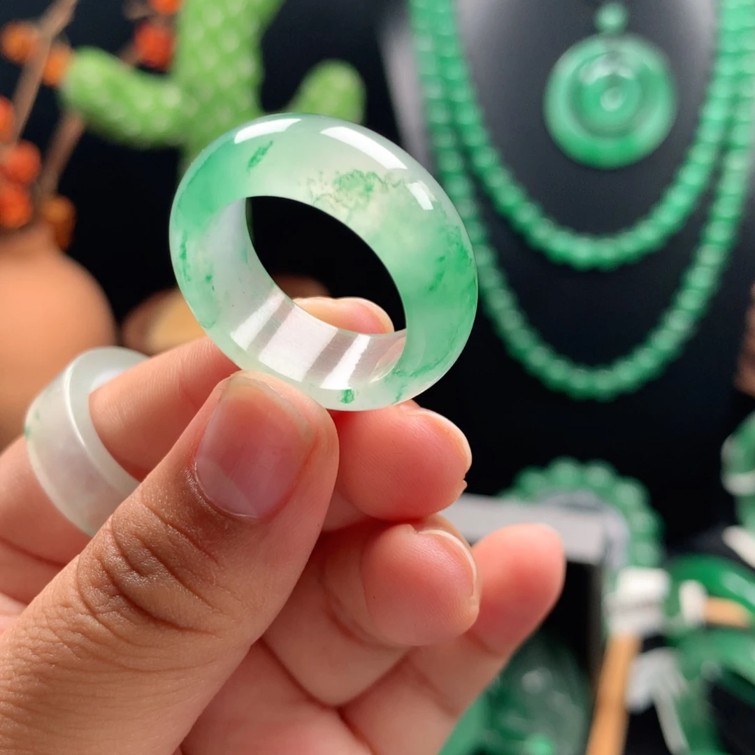 英***子石英质玉未镶嵌戒指
