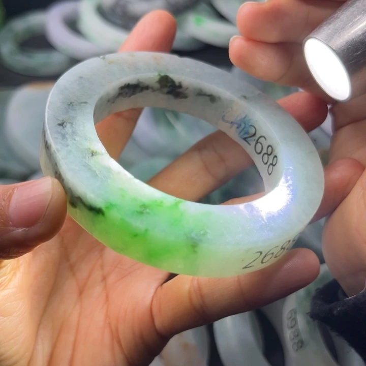 定制翡翠未镶嵌手镯