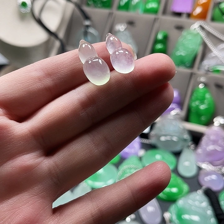 翡翠未镶嵌颈饰葫芦