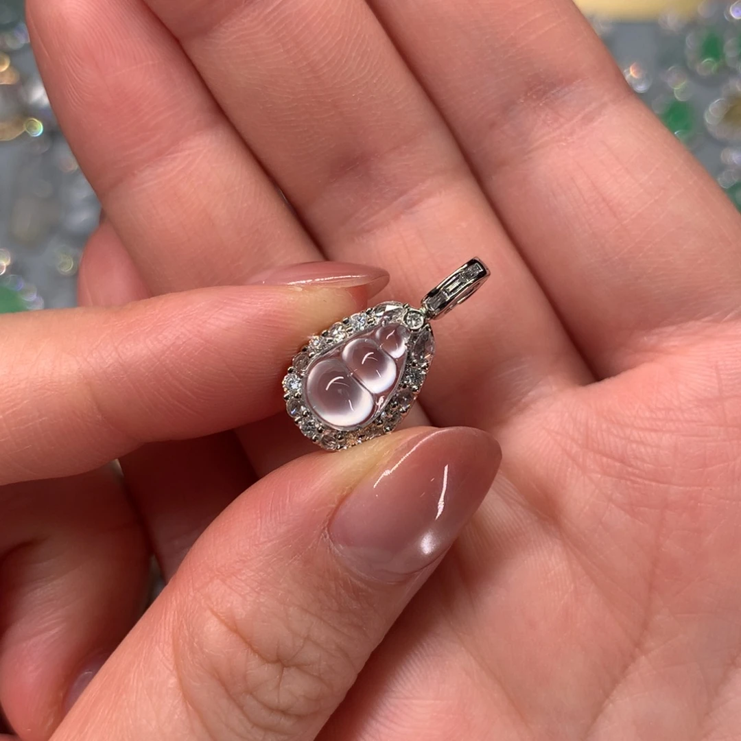 翡翠18K金镶嵌颈饰吊坠