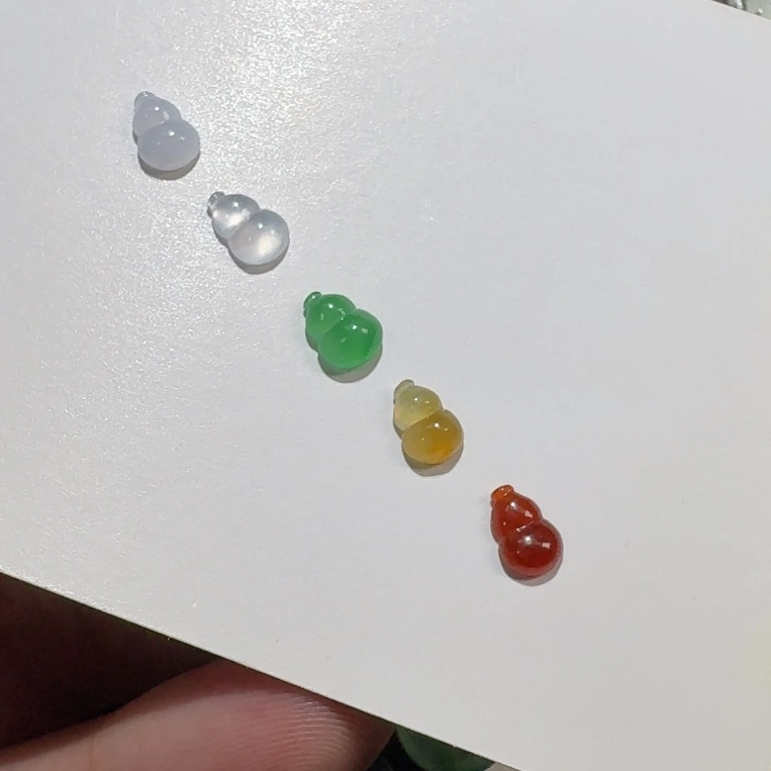 翡翠未镶嵌颈饰葫芦
