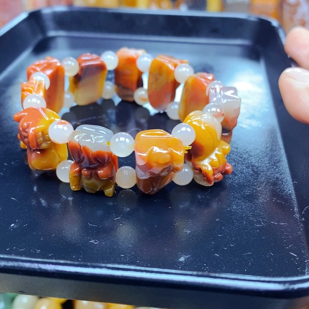 石英质玉（黄龙玉）未镶嵌颈饰
