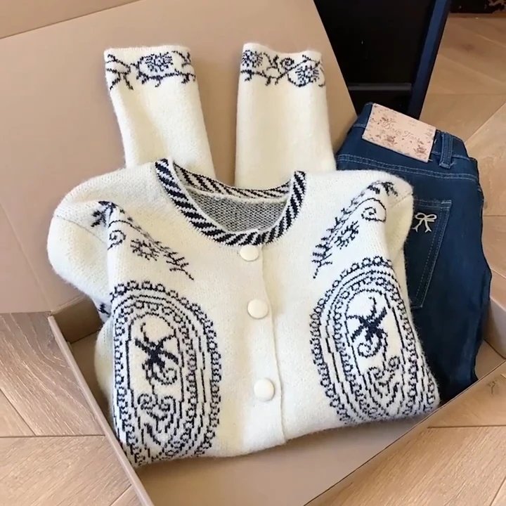 2025年秋冬季新款印花韩版圆领休闲百搭长袖时尚设计感针织衫上衣