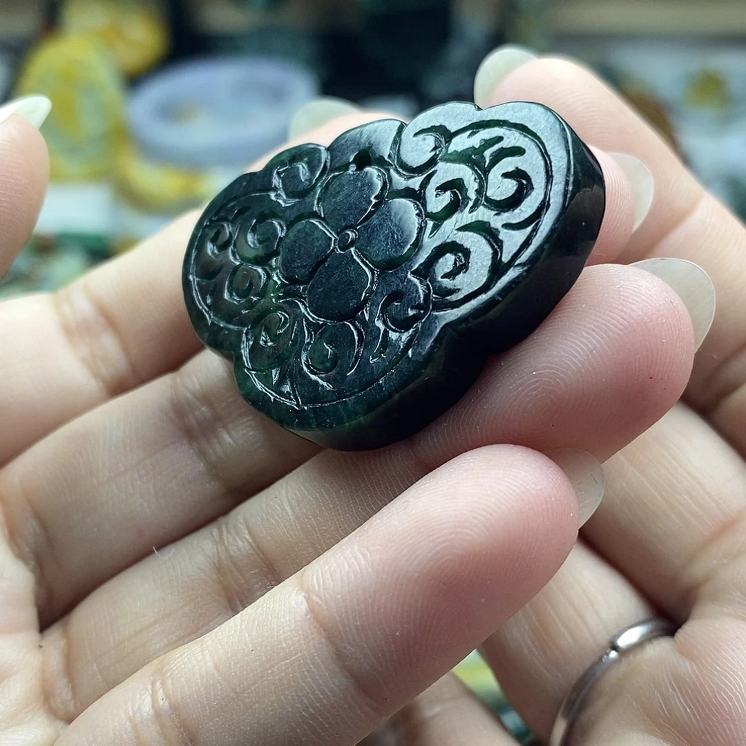 翡翠未镶嵌颈饰牌子