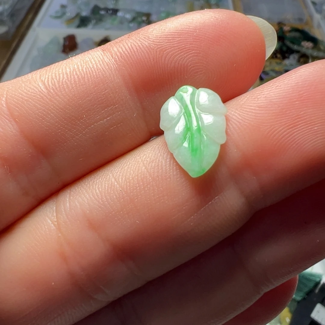 香***主翡翠未镶嵌颈饰叶子一个50块