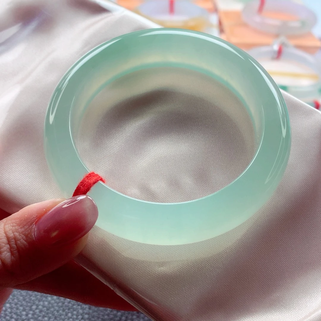 翡翠未镶嵌手镯52 冰甜绿0毛孔毕业底妆 灵