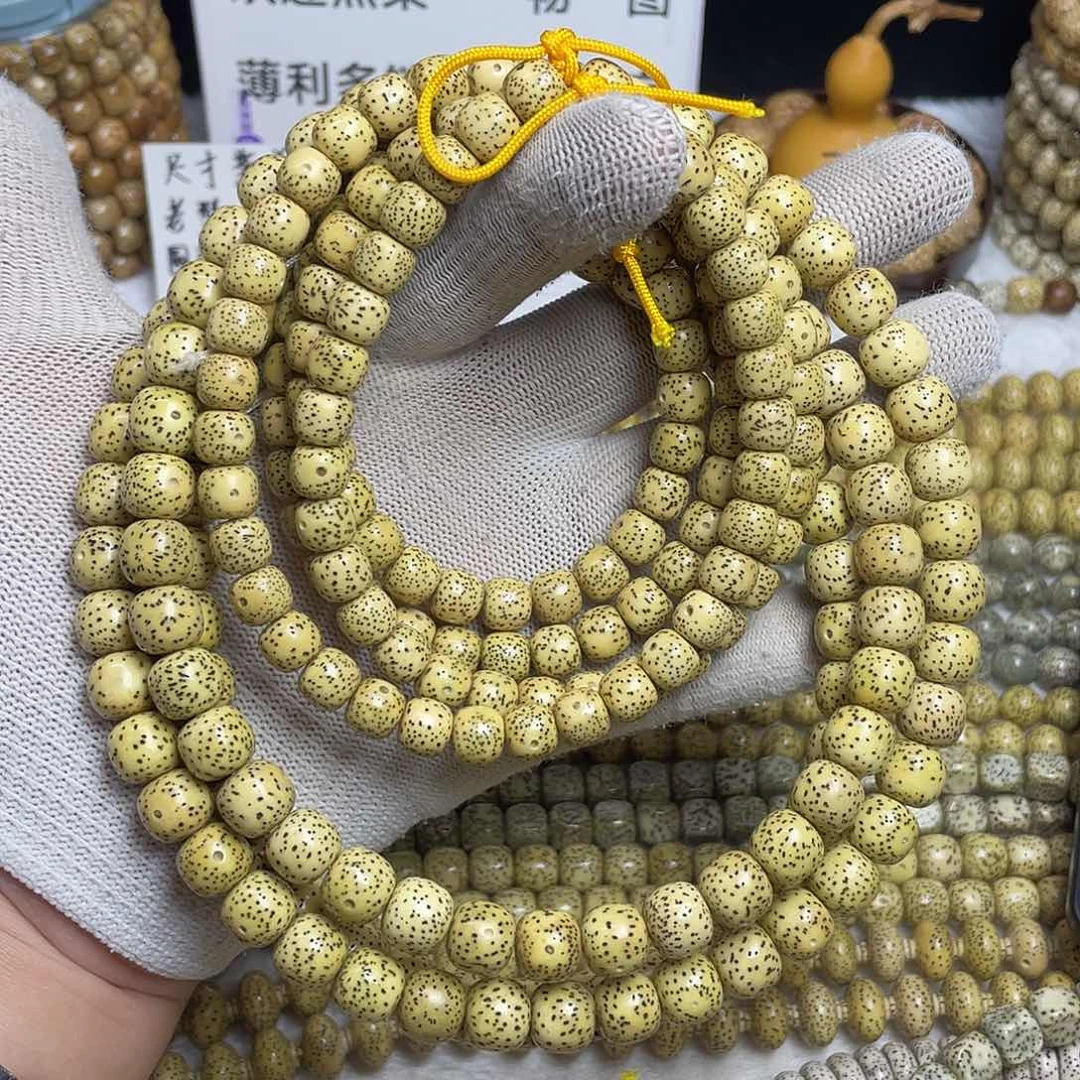 星月菩提吊坠落*9×8，11×10，两条鸡油黄