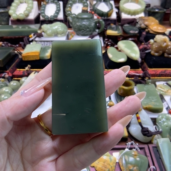 未镶嵌岫岩河磨玉（透闪石质玉）把件匡**义