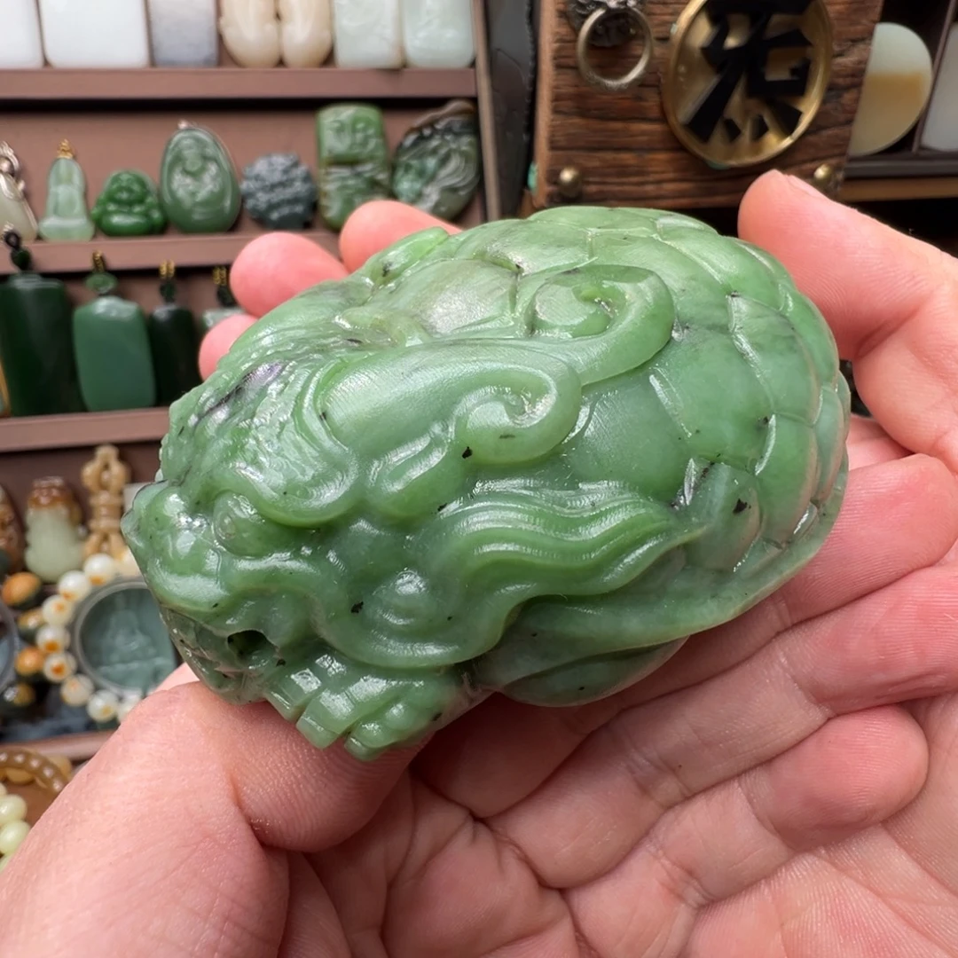 和田玉未镶嵌把件俄乌兰海黑皮肉料柔光龙龟七两