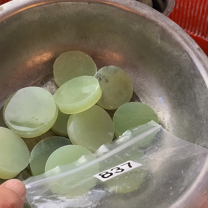 蛇纹石玉未镶嵌珠宝半成品景*
