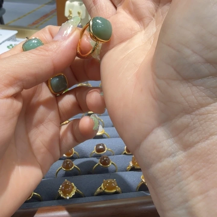 T***、和田玉（碧玉）手镯未镶嵌