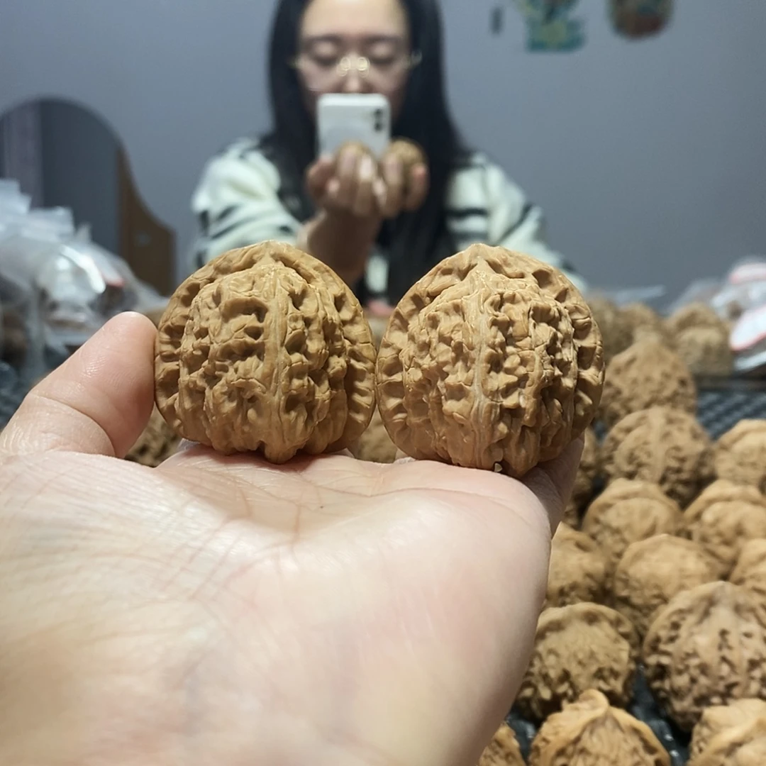 石***头文玩核桃吊坠白狮子40+