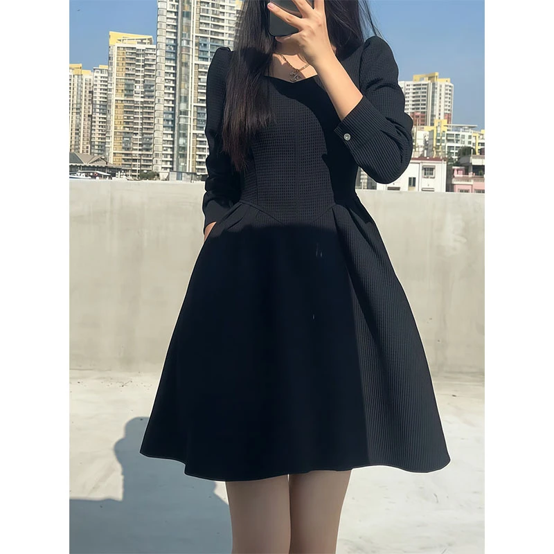 气质女神范高级感赫本风小黑裙2025年秋冬新款别致收腰显瘦连衣裙