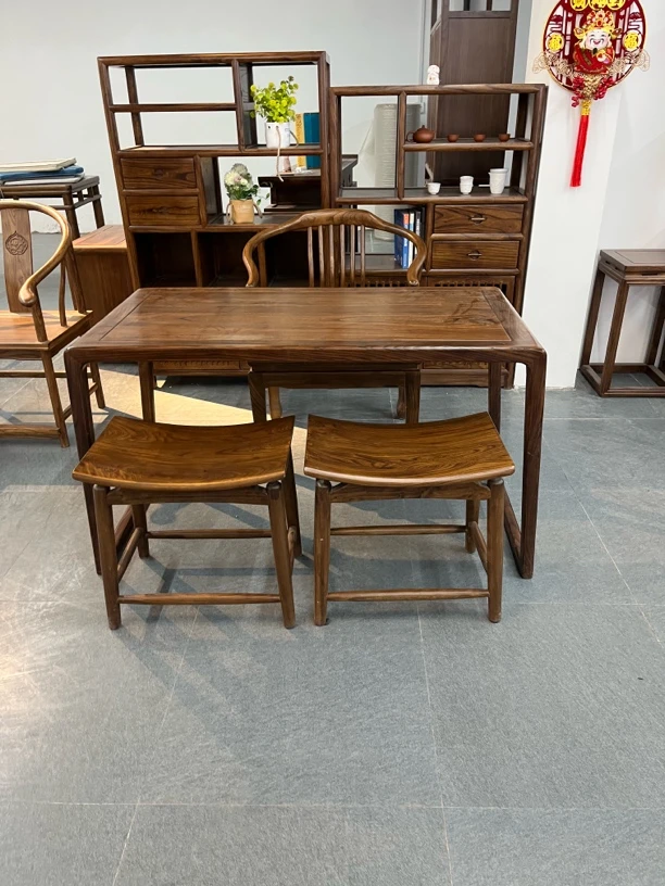 一张1.2米桌，一个马蹄椅两个马鞍凳