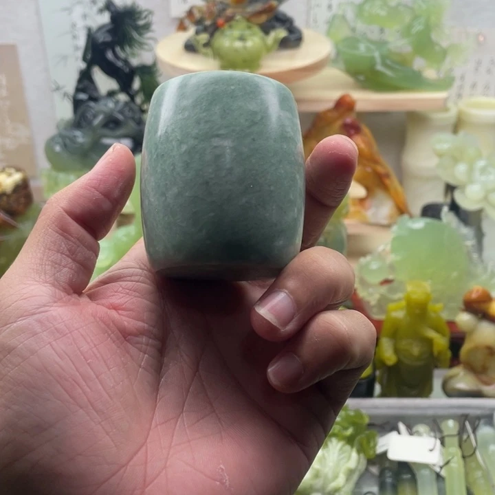 蛇纹石玉未镶嵌四大名玉杯子