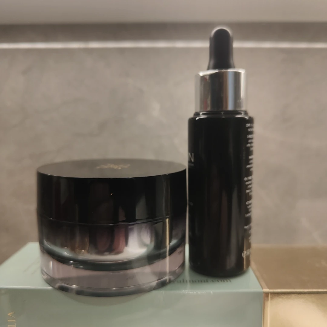 一滋润保湿黑罐精华