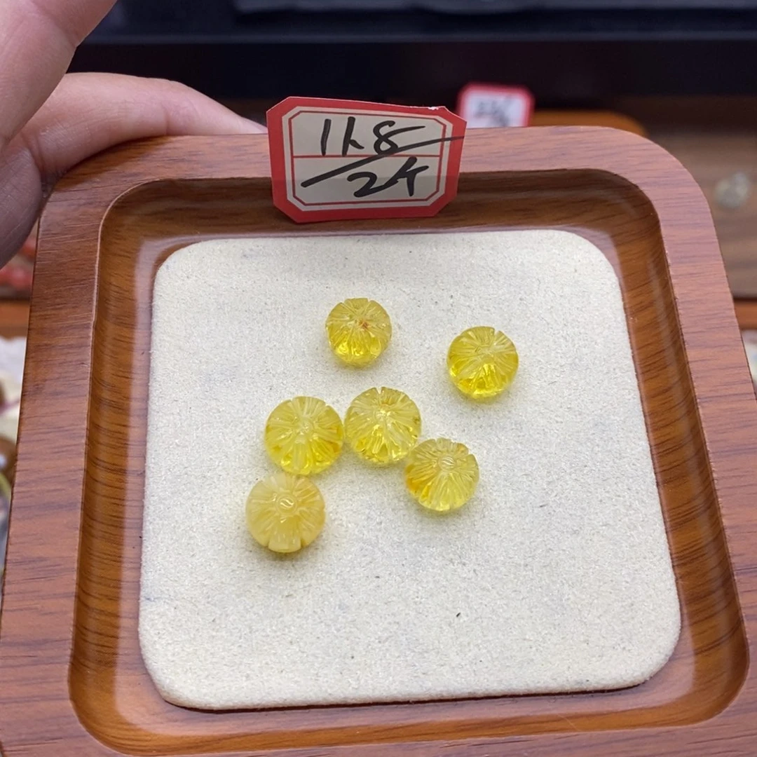 未镶嵌琥珀裸石小花2颗卡10