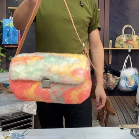毛毛拉链包半价折扣促销活动