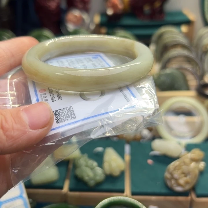 和田玉手镯未镶嵌57.8圈围Q0355