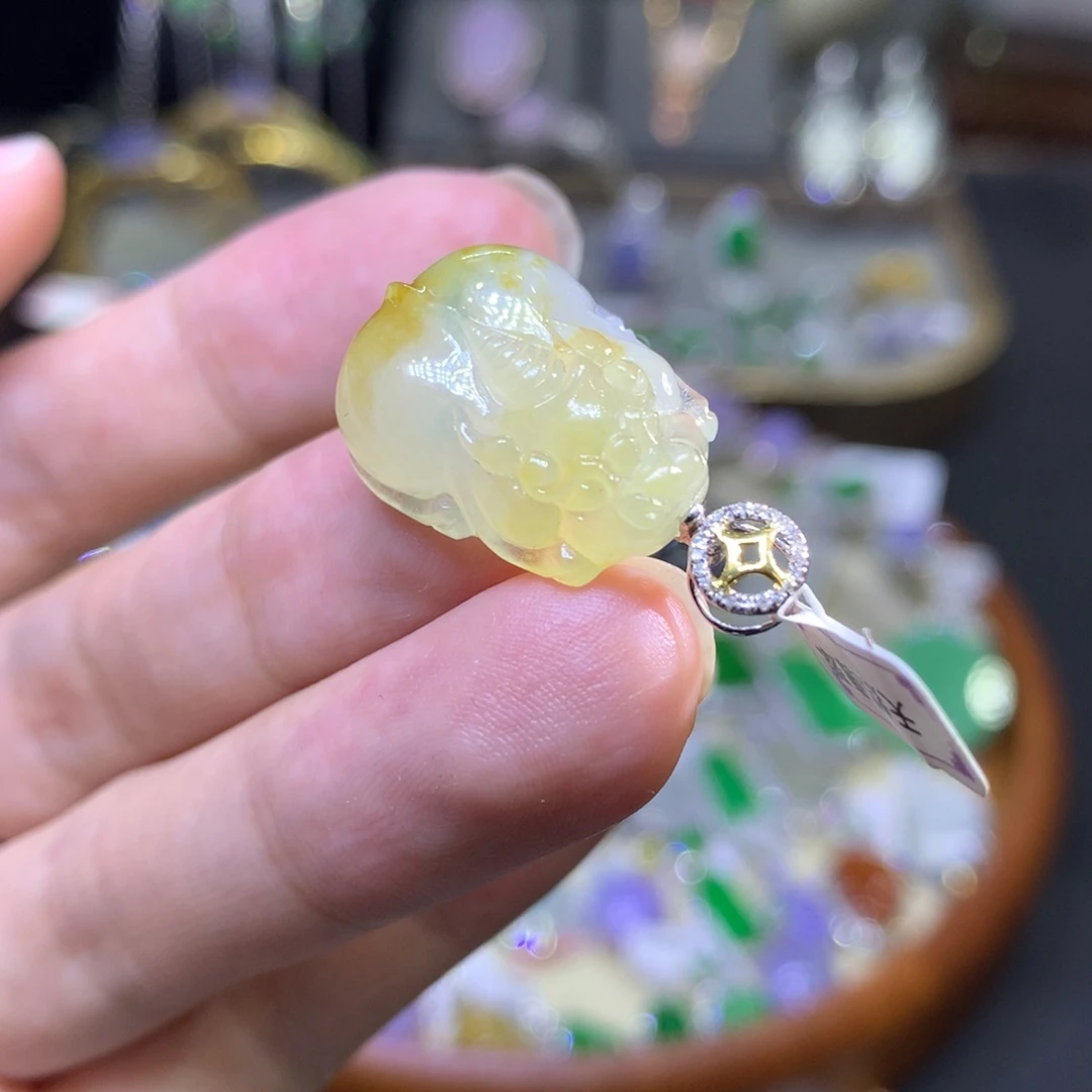 颈饰18K金镶嵌翡翠