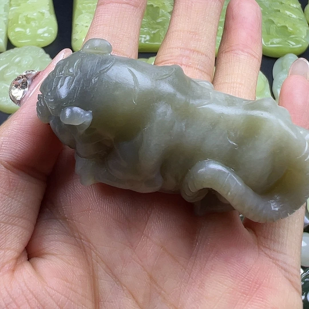 哈***哈和田玉未镶嵌颈饰