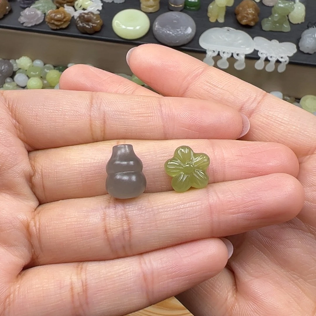 @***吴和田玉未镶嵌颈饰