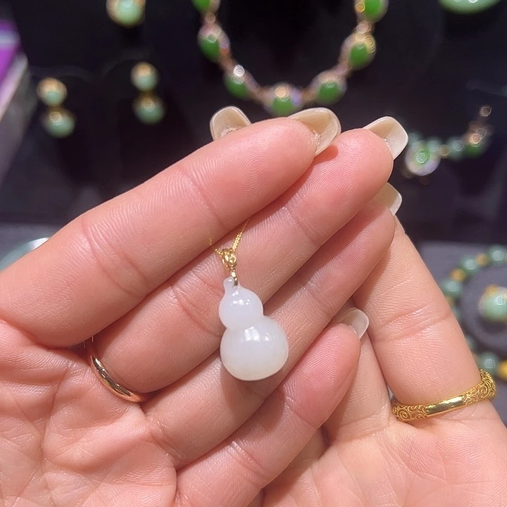 和田玉18K金镶嵌颈饰